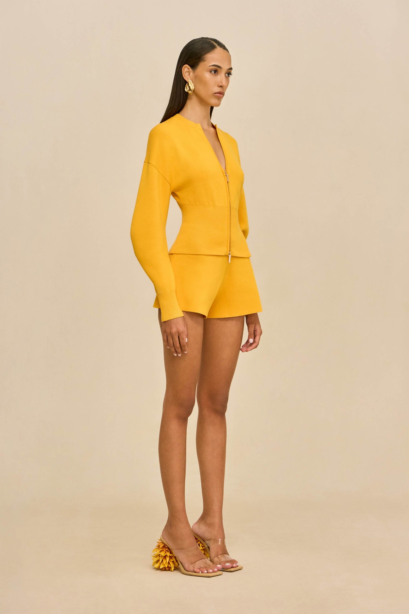 260121_DR_CG_SP_HS26_RESHT_101_MONROE_SWEATER_ACE_SHORT_YLW_0032_WEBBED-scaled