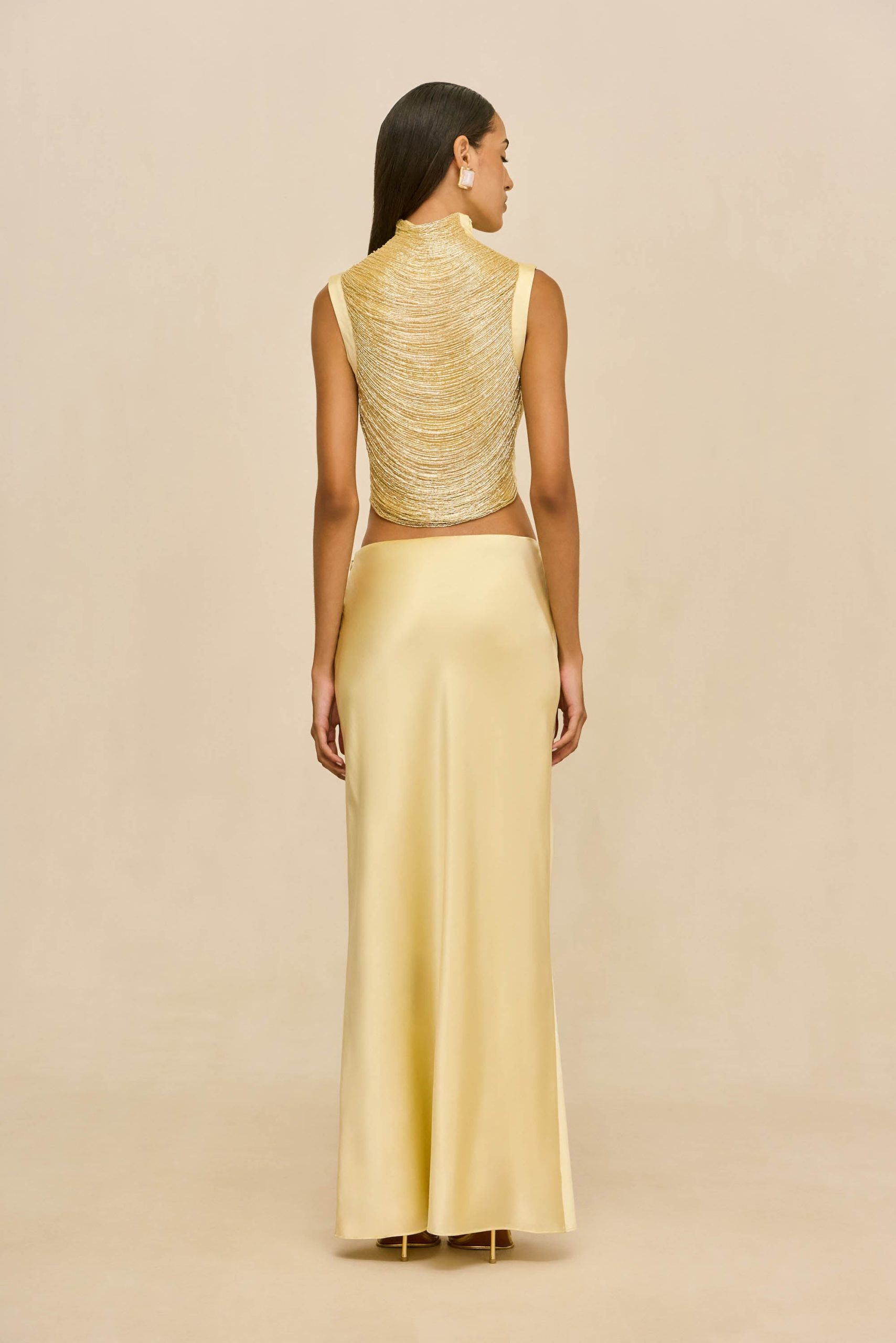 260121_DR_CG_SP_HS26_RESHT_113_TARAJI_TOP_CHANTEL_SKIRT_GLD_0042_WEBBED-scaled