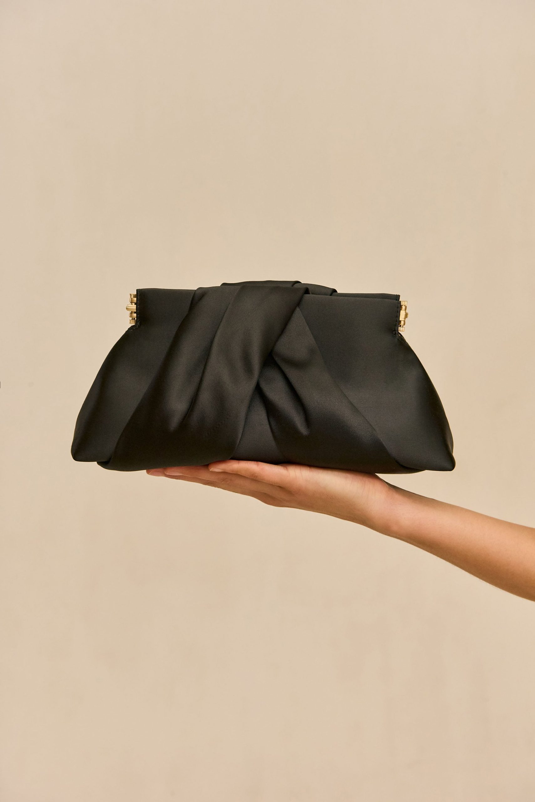 LIAMINICLUTCH_BLK_251117_DR_CG_PF26_LB_68_PAYTON_GOWN_BLK_0018-scaled